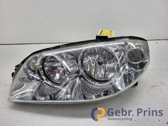 Używane Reflektor lewy Renault Clio II (BB/CB) 1.4 16V Cena € 25,00 Procedura marży oferowane przez Autorec. Gebr. Prins b.v.