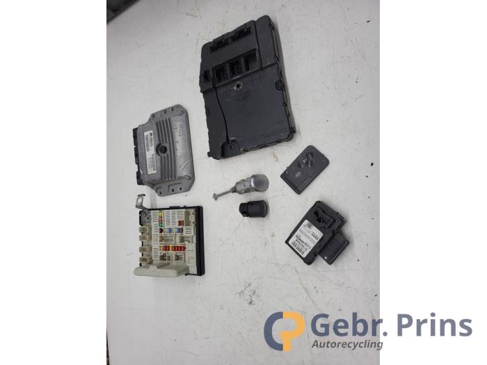 Used Ignition lock + computer Renault Scénic II (JM) 1.6 16V Price € 100,00 Margin scheme offered by Autorec. Gebr. Prins b.v.