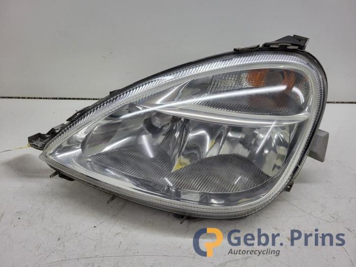 Używane Reflektor lewy Mercedes A (W168) 1.4 A-140 Cena € 30,00 Procedura marży oferowane przez Autorec. Gebr. Prins b.v.
