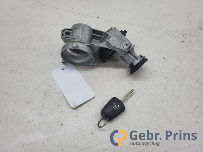 Używane Stacyjka + Kluczyk Opel Corsa D 1.4 16V Twinport Cena € 30,00 Procedura marży oferowane przez Autorec. Gebr. Prins b.v.