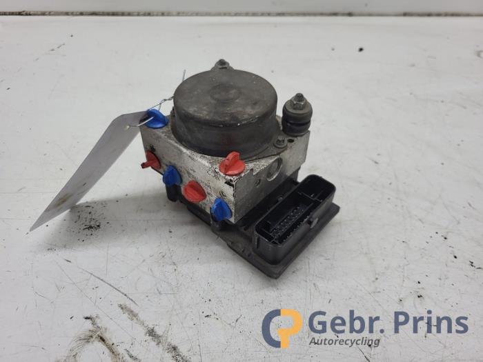 Używane Pompa ABS Ford Ka II 1.2 Cena € 40,00 Procedura marży oferowane przez Autorec. Gebr. Prins b.v.