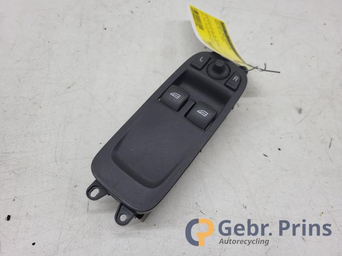 Usados Interruptor de ventanilla eléctrica Volvo C30 (EK/MK) 2.0 16V Precio € 15,00 Norma de margen ofrecido por Autorec. Gebr. Prins b.v.