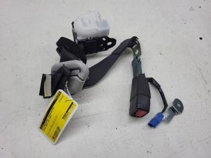 Gebrauchte Sicherheitsgurt Mitte hinten Toyota Yaris III (P13) 1.5 16V Hybrid Preis € 40,00 Margenregelung angeboten von Autorec. Gebr. Prins b.v.
