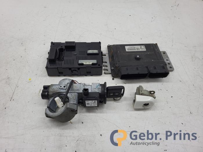 Used Ignition lock + computer Nissan Micra (K12) 1.2 16V Price € 75,00 Margin scheme offered by Autorec. Gebr. Prins b.v.