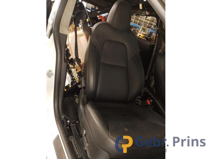Używane Fotel prawy Tesla Model Y (5YJY) RWD Cena € 150,00 Procedura marży oferowane przez Autorec. Gebr. Prins b.v.