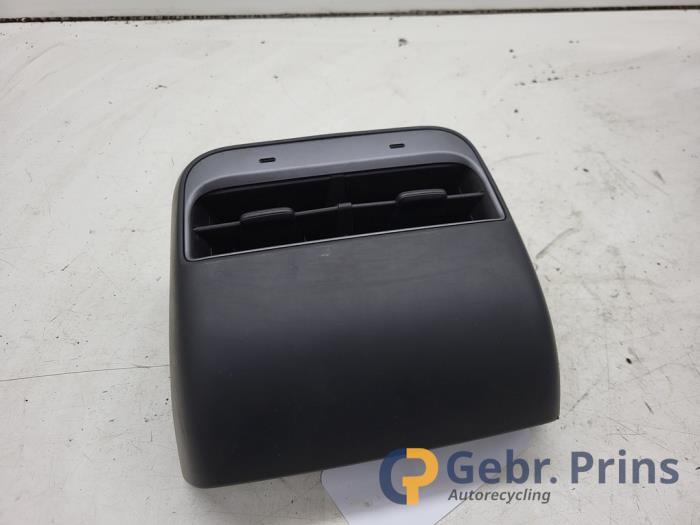 Begagnade Luftraster bak Tesla Model Y (5YJY) RWD Pris € 50,00 Marginaltabell erbjuds av Autorec. Gebr. Prins b.v.