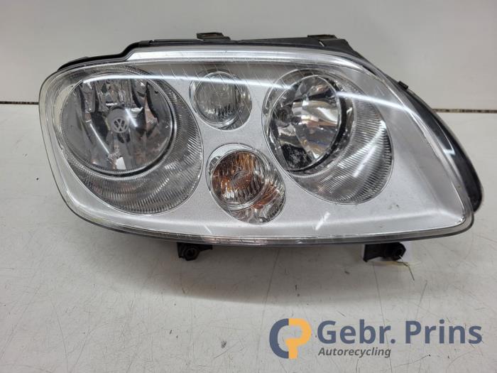 Używane Reflektor prawy Volkswagen Touran (1T1/T2) 2.0 TDI 16V 140 Cena € 35,00 Procedura marży oferowane przez Autorec. Gebr. Prins b.v.