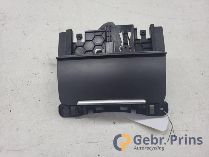 Begagnade Askkopp, fram Audi A4 (B8) 1.8 TFSI 16V Pris € 10,00 Marginaltabell erbjuds av Autorec. Gebr. Prins b.v.