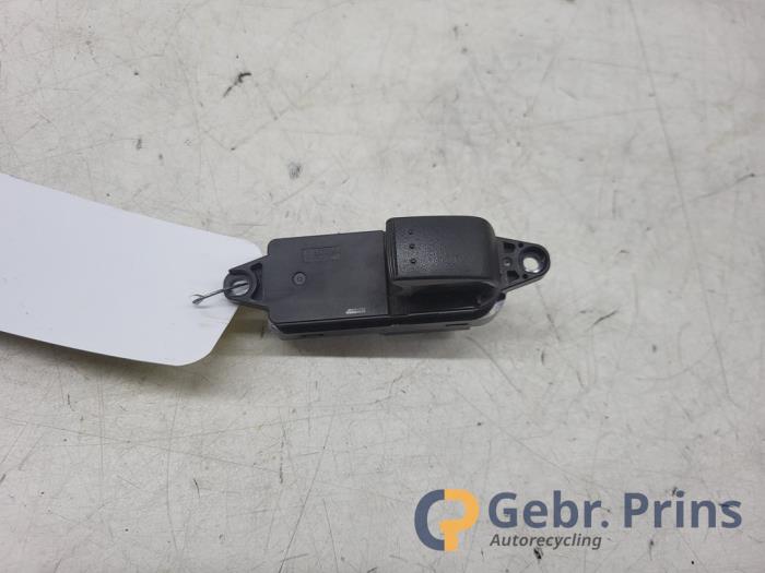 Usados Interruptor de ventanilla eléctrica Mazda 5 (CWA9) 2.0i 16V Precio € 10,00 Norma de margen ofrecido por Autorec. Gebr. Prins b.v.