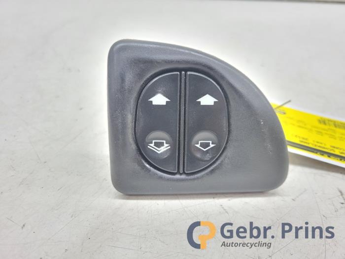 Usados Interruptor de ventanilla eléctrica Ford Transit Connect 1.8 TDCi 110 Precio € 15,00 Norma de margen ofrecido por Autorec. Gebr. Prins b.v.