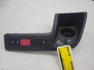 Usados Interruptor de luz de pánico Citroen Jumper (U9) 2.2 Blue HDi 165 Precio € 24,20 IVA incluido ofrecido por Autorec. Gebr. Prins b.v.