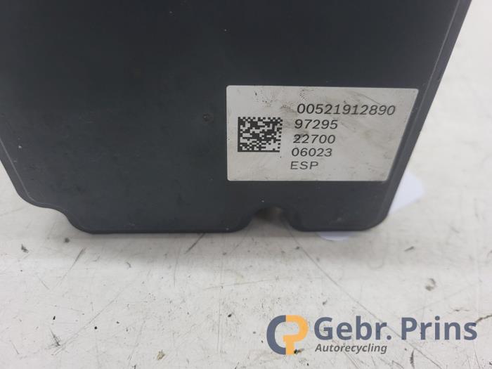 Bloc ABS d'un Citroën Jumper (U9) 2.2 Blue HDi 165 2023