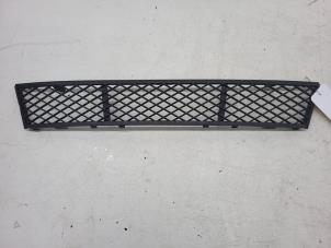 Usagé Pare-chocs grille BMW 5 serie (F10) 523i 24V Prix € 25,00 Règlement à la marge proposé par Autorec. Gebr. Prins b.v.