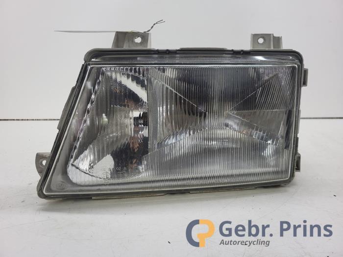 Używane Reflektor lewy Mercedes Sprinter 3t (903) 310 D Cena € 75,00 Procedura marży oferowane przez Autorec. Gebr. Prins b.v.