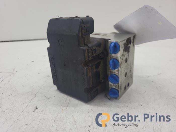 Begagnade ABS-pump Suzuki Alto (RF410) 1.1 16V Pris € 40,00 Marginaltabell erbjuds av Autorec. Gebr. Prins b.v.