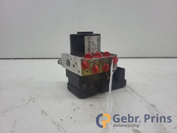 Usagé Pompe ABS Mitsubishi Grandis (NA) 2.4 16V MIVEC Prix € 75,00 Règlement à la marge proposé par Autorec. Gebr. Prins b.v.