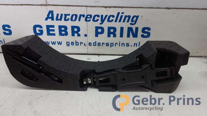 Gebrauchte Wagenheber- Set Nissan Note (E11) 1.4 16V Preis € 20,00 Margenregelung angeboten von Autorec. Gebr. Prins b.v.