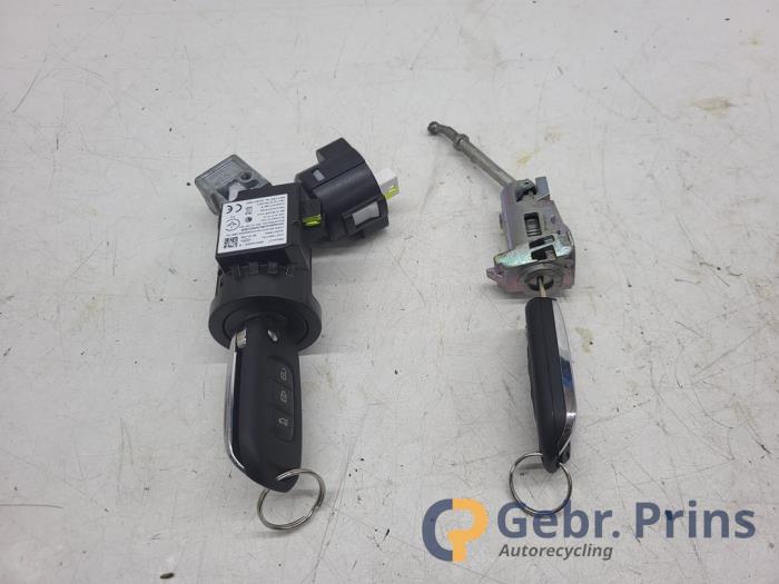 Używane Stacyjka + Kluczyk Renault Clio V (RJAB) 1.0 TCe 90 12V Cena € 50,00 Procedura marży oferowane przez Autorec. Gebr. Prins b.v.