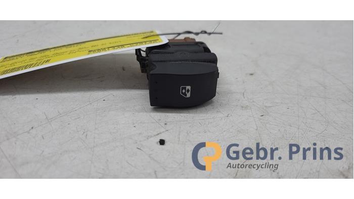 Usados Interruptor de ventanilla eléctrica Renault Trafic New (FL) 2.0 dCi 16V 90 Precio € 12,10 IVA incluido ofrecido por Autorec. Gebr. Prins b.v.