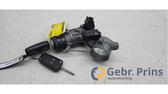Używane Stacyjka + Kluczyk Opel Karl 1.0 12V Cena € 30,00 Procedura marży oferowane przez Autorec. Gebr. Prins b.v.