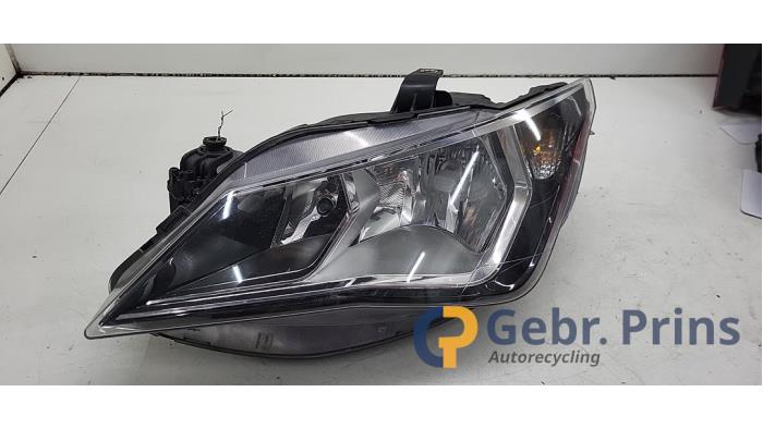 Używane Reflektor lewy Seat Ibiza IV SC (6J1) 1.2 TSI Cena € 125,00 Procedura marży oferowane przez Autorec. Gebr. Prins b.v.