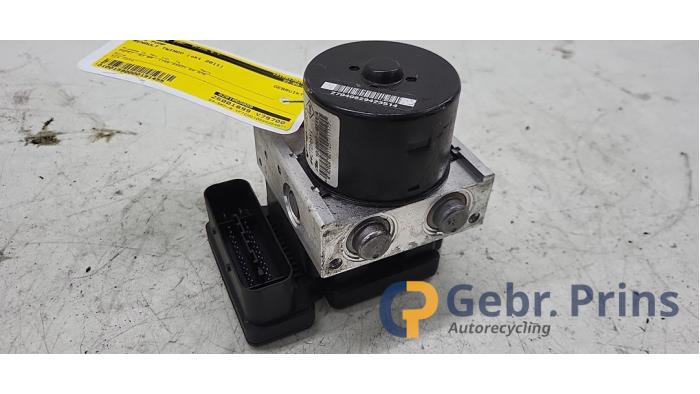 Begagnade ABS-pump Renault Twingo II (CN) 1.2 16V Pris € 40,00 Marginaltabell erbjuds av Autorec. Gebr. Prins b.v.