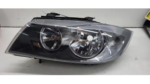 Usados Faro izquierda BMW 3 serie (E90) 318i 16V Precio € 75,00 Norma de margen ofrecido por Autorec. Gebr. Prins b.v.