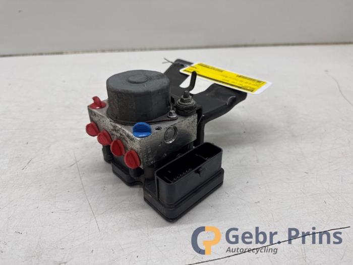Begagnade ABS-pump Peugeot 107 1.0 12V Pris € 40,00 Marginaltabell erbjuds av Autorec. Gebr. Prins b.v.