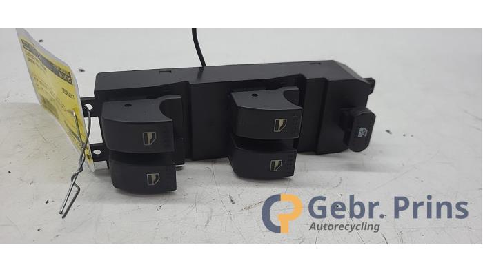 Usados Interruptor de ventanilla eléctrica Landwind CV9 1.6 16V Precio € 30,00 Norma de margen ofrecido por Autorec. Gebr. Prins b.v.
