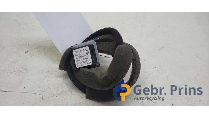 Używane Antena GPS Renault Zoé (AG) R90 Cena € 20,00 Procedura marży oferowane przez Autorec. Gebr. Prins b.v.