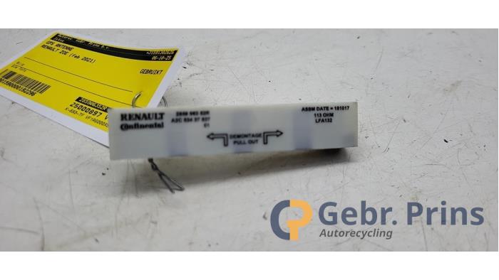 Używane Antena GPS Renault Zoé (AG) R90 Cena € 15,00 Procedura marży oferowane przez Autorec. Gebr. Prins b.v.