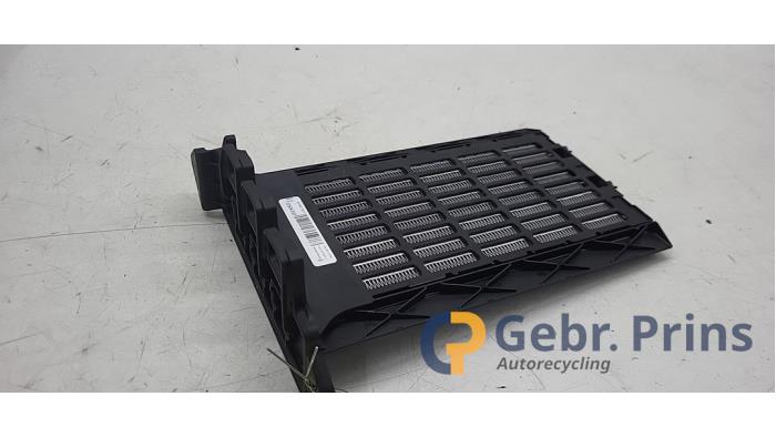 Używane Element grzewczy Renault Zoé (AG) R90 Cena € 50,00 Procedura marży oferowane przez Autorec. Gebr. Prins b.v.