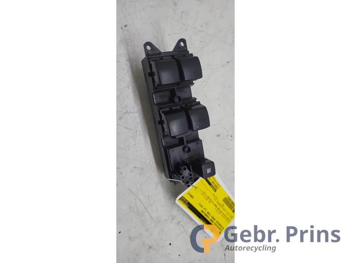 Usados Interruptor de ventanilla eléctrica Mitsubishi Space Star (A0) 1.0 12V Precio € 20,00 Norma de margen ofrecido por Autorec. Gebr. Prins b.v.