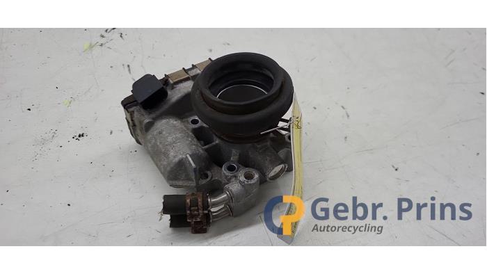 Gebrauchte Drosselklappengehäuse Peugeot 107 1.0 12V Preis € 30,00 Margenregelung angeboten von Autorec. Gebr. Prins b.v.