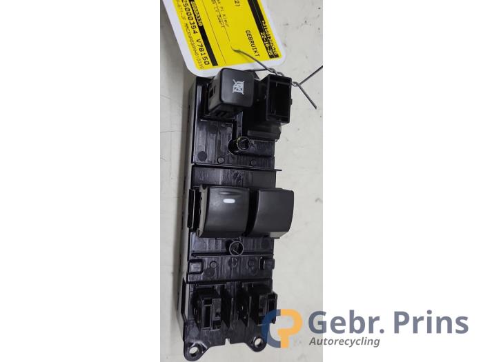 Usados Interruptor de ventanilla eléctrica Mitsubishi Space Star (A0) 1.2 12V Precio € 20,00 Norma de margen ofrecido por Autorec. Gebr. Prins b.v.