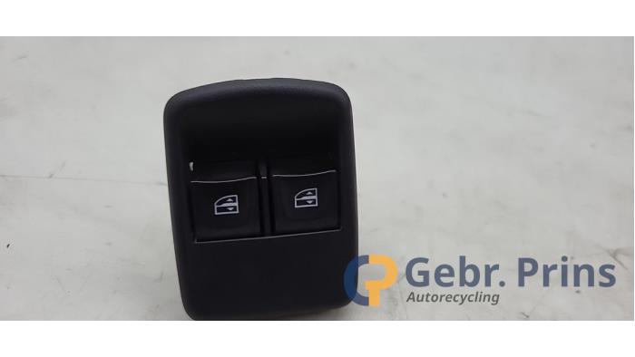 Usados Interruptor de ventanilla eléctrica Renault Trafic (1FL/2FL/3FL/4FL) 1.6 dCi Twin Turbo Precio € 24,20 IVA incluido ofrecido por Autorec. Gebr. Prins b.v.