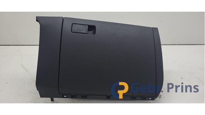 Begagnade Handskfack Volkswagen Polo VI (AW1) 1.0 TSI 12V Pris € 50,00 Marginaltabell erbjuds av Autorec. Gebr. Prins b.v.