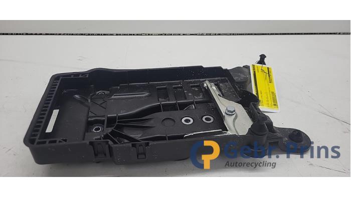 Begagnade Batterilåda Volkswagen Polo VI (AW1) 1.0 TSI 12V Pris € 15,00 Marginaltabell erbjuds av Autorec. Gebr. Prins b.v.