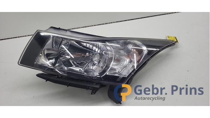Gebrauchte Scheinwerfer links Chevrolet Cruze (305) 1.8 16V VVT Preis € 100,00 Margenregelung angeboten von Autorec. Gebr. Prins b.v.