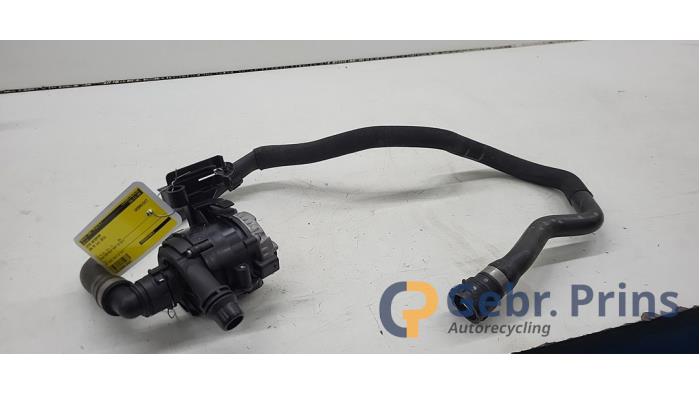 Begagnade Extra vattenpump BMW M5 Pris € 75,00 Marginaltabell erbjuds av Autorec. Gebr. Prins b.v.