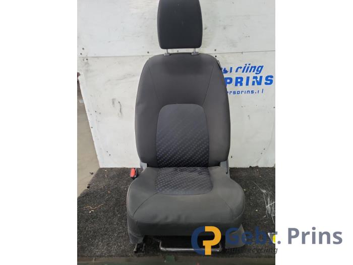 Używane Fotel lewy Suzuki Celerio (LF) 1.0 12V Dualjet Cena € 100,00 Procedura marży oferowane przez Autorec. Gebr. Prins b.v.