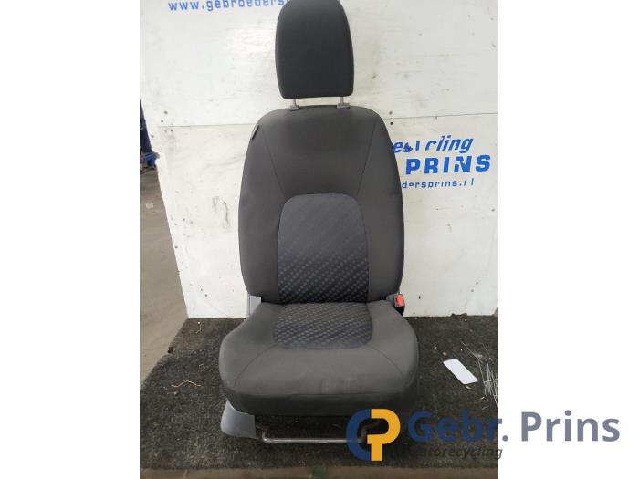 Używane Fotel prawy Suzuki Celerio (LF) 1.0 12V Dualjet Cena € 100,00 Procedura marży oferowane przez Autorec. Gebr. Prins b.v.