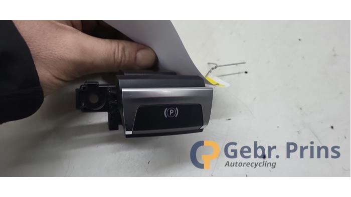 Gebrauchte Handbremse Schalter Peugeot 308 (L3/L8/LB/LH/LP) 1.2 12V e-THP PureTech 130 Preis € 20,00 Margenregelung angeboten von Autorec. Gebr. Prins b.v.