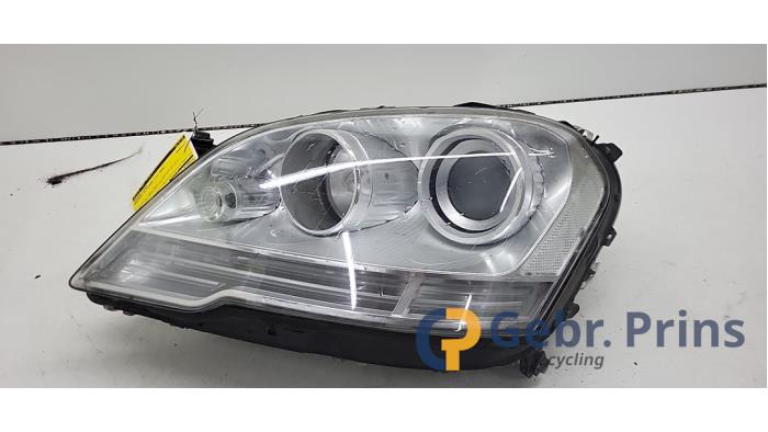 Używane Reflektor lewy Mercedes ML II (164/4JG) 3.0 ML-280 CDI 4-Matic V6 24V Cena € 100,00 Procedura marży oferowane przez Autorec. Gebr. Prins b.v.