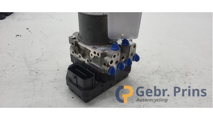 ABS Pumpe van een Lexus IS (E2) 250 2.5 V6 24V 2011