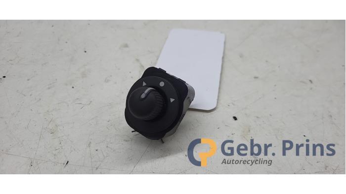 Używane Przelacznik lusterka Fiat Panda (312) 0.9 TwinAir Turbo 85 Cena € 10,00 Procedura marży oferowane przez Autorec. Gebr. Prins b.v.