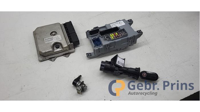 Used Ignition lock + computer Fiat Panda (312) 0.9 TwinAir Turbo 85 Price € 175,00 Margin scheme offered by Autorec. Gebr. Prins b.v.