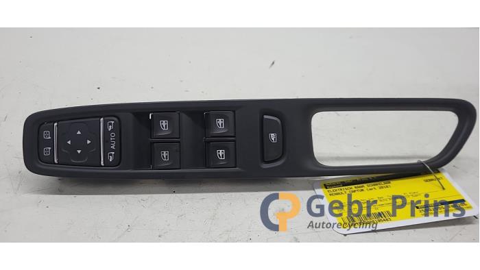 Usados Interruptor de ventanilla eléctrica Renault Captur I (2R) 1.2 TCE 16V EDC Precio € 30,00 Norma de margen ofrecido por Autorec. Gebr. Prins b.v.