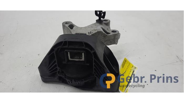 Used Engine mount Renault Captur I (2R) 1.2 TCE 16V EDC Price € 20,00 Margin scheme offered by Autorec. Gebr. Prins b.v.
