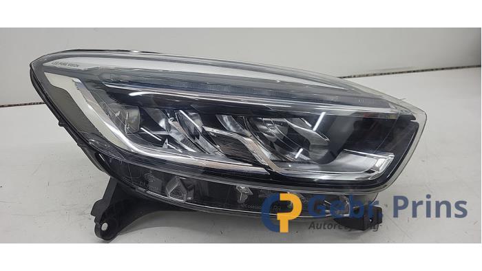 Używane Reflektor prawy Renault Captur I (2R) 1.2 TCE 16V EDC Cena € 500,00 Procedura marży oferowane przez Autorec. Gebr. Prins b.v.